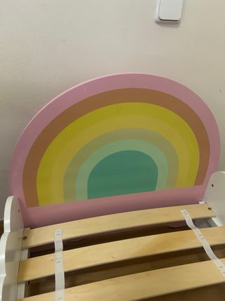 Cama infantil con diseño de arcoíris y nubes