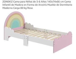 Cama infantil con diseño de arcoíris y nubes