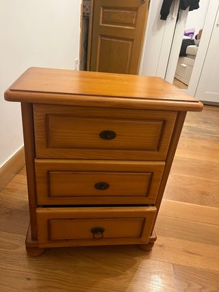 Comodino in legno con tre cassetti