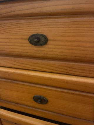 Comodino in legno con tre cassetti