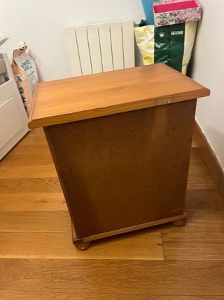 Comodino in legno con tre cassetti