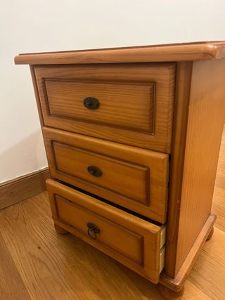 Comodino in legno con tre cassetti