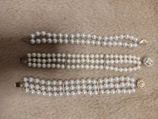 Pulsera dorada con perlas blancas de mallorca.