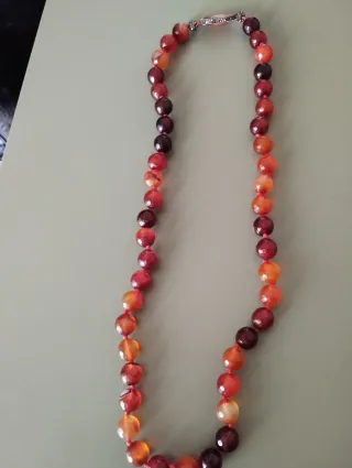 Collana con perle sfaccettate arancioni e rosse
