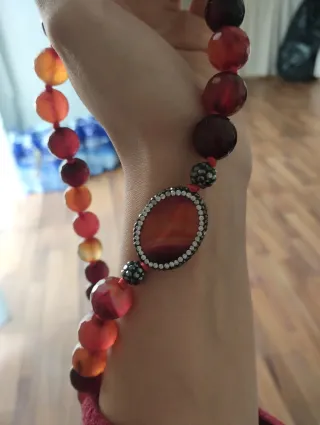 Collana con perle sfaccettate arancioni e rosse