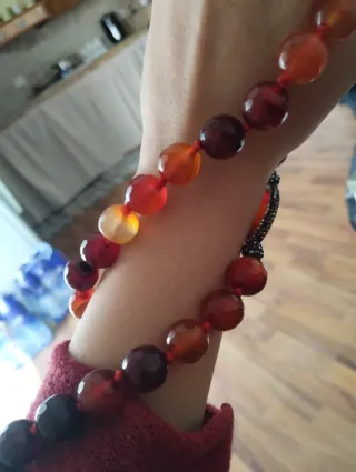 Collana con perle sfaccettate arancioni e rosse