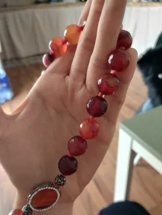 Collana con perle sfaccettate arancioni e rosse