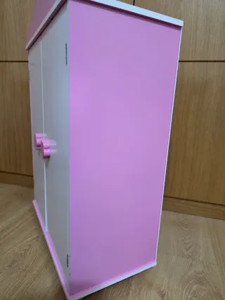 Armario de juguete blanco y rosa. Marca Juguettos