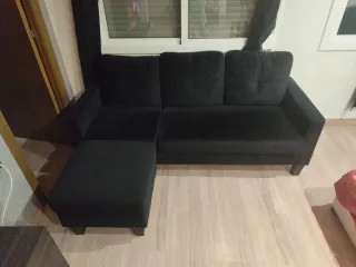 Sofá modular negro con otomana