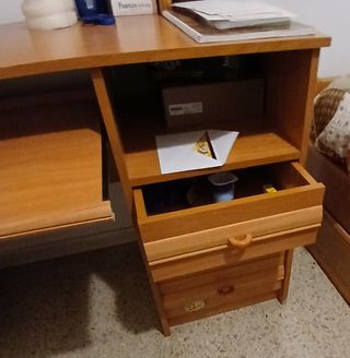 Mesa de ordenador de madera con 3 cajones