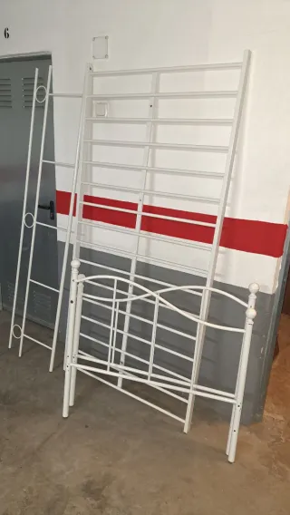 Cama infantil metálica blanca