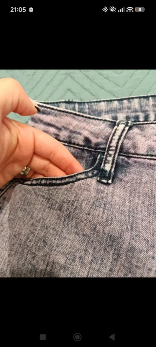 Pantalones vaqueros morados y negros