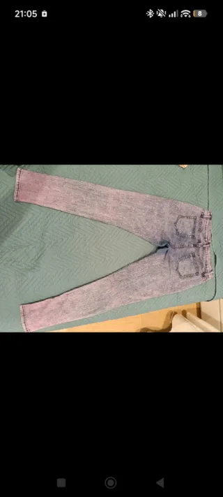 Pantalones vaqueros morados y negros