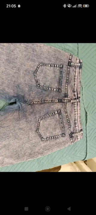 Pantalones vaqueros morados y negros