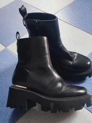 Botines negros con plataforma marca Primkie