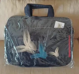Maletín ordenador portátil con mariposas.
