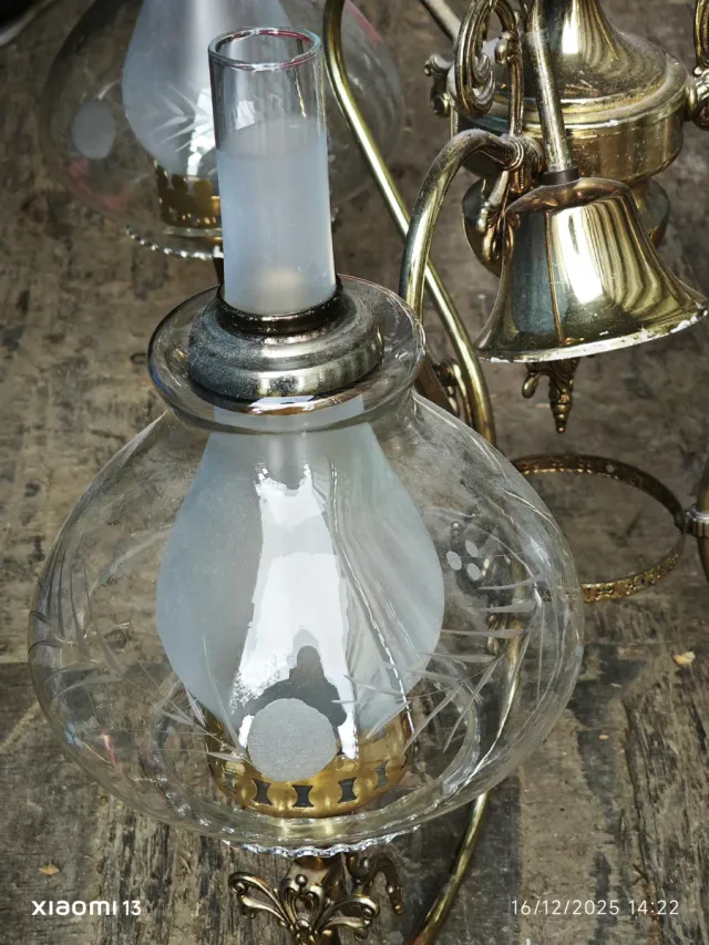 Lámpara dorada y transparente