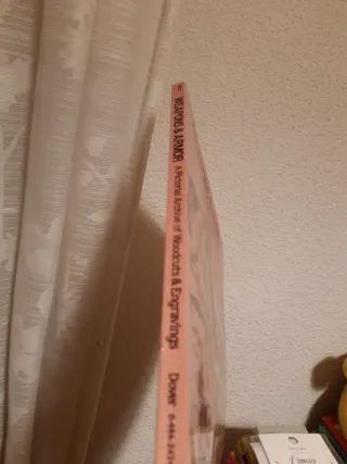 Libro Weapons & Armor (Inglés)