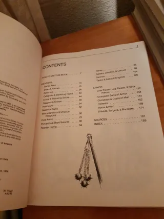 Libro Weapons & Armor (Inglés)