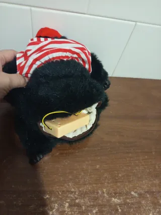 Peluche Mono Gorila con Gorra  (Canta y Baila )