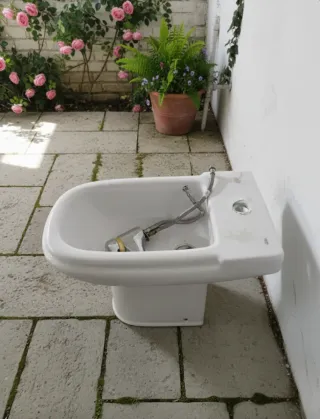 Bidé porcelana blanco con grifo incluido.