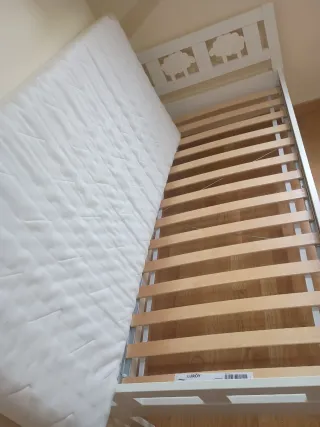 Cama infantil blanca con diseño de ovejas