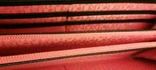 Cartera Tous Negra Oso. Interior fucsia.