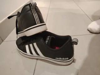 Zapatillas Adidas Negras y Blancas