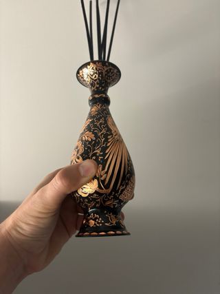 Jarrón persa negro y dorado