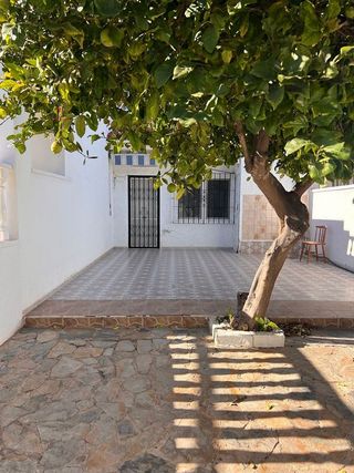Casa adosada en alquiler en La Siesta - El Salado - Torreta en Torrevieja