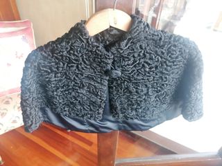 Capa auténtica de hombros negra