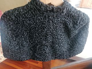 Capa auténtica de hombros negra