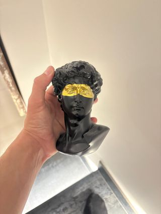 Cabeza Decorativa Negra y Dorada