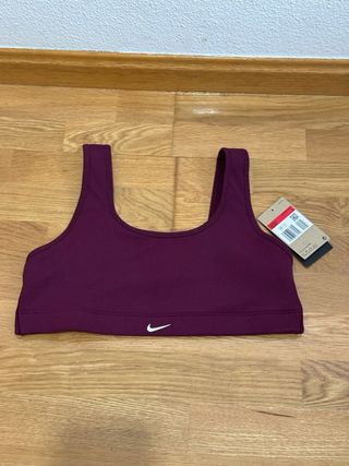Top deportivo Nike morado. Talla L