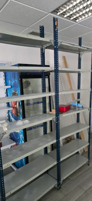 Estanterías metálicas azules y grises