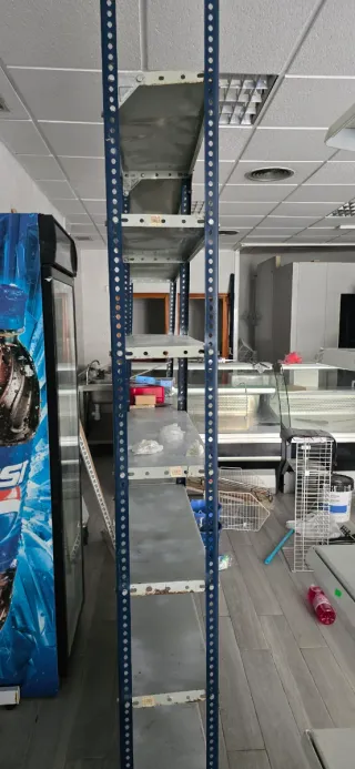 Estanterías metálicas azules y grises