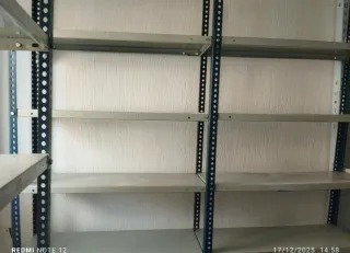 Estanterías metálicas azules y grises