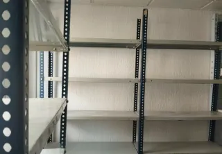 Estanterías metálicas azules y grises