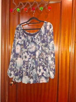 Blusa floral transparente