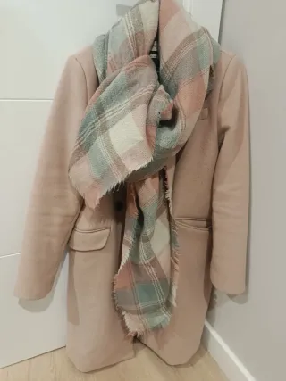 Abrigo rosa palo con bufanda cuadros