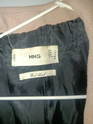 Abrigo rosa palo con bufanda cuadros