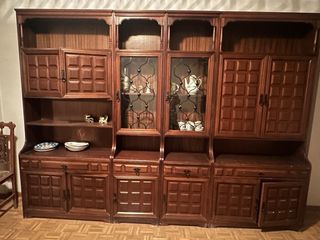 Mueble de salón de madera y cristal