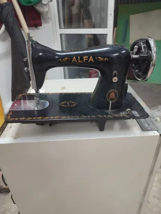 Máquina de coser Alfa antigua