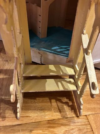 Casita de muñecas de madera