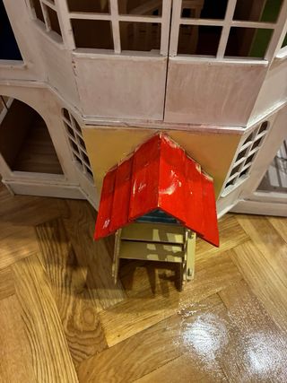 Casita de muñecas de madera