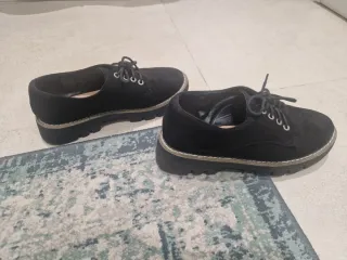 Zapatos negros con cordones y suela gruesa