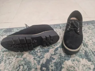 Zapatos negros con cordones y suela gruesa