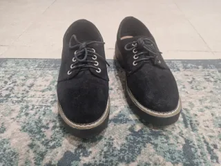 Zapatos negros con cordones y suela gruesa