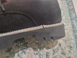 Zapatos negros con cordones y suela gruesa