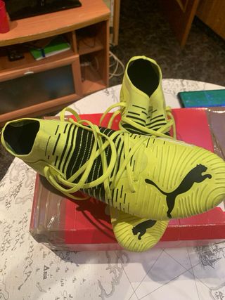 Botas de fútbol Puma amarillas